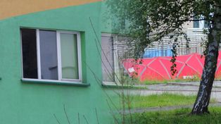 Ojciec wyrzucił syna przez okno, bo zapalił papierosa? Trwa batalia w sądzie