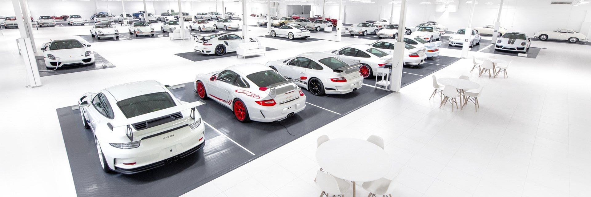 Kolekcja białych porsche