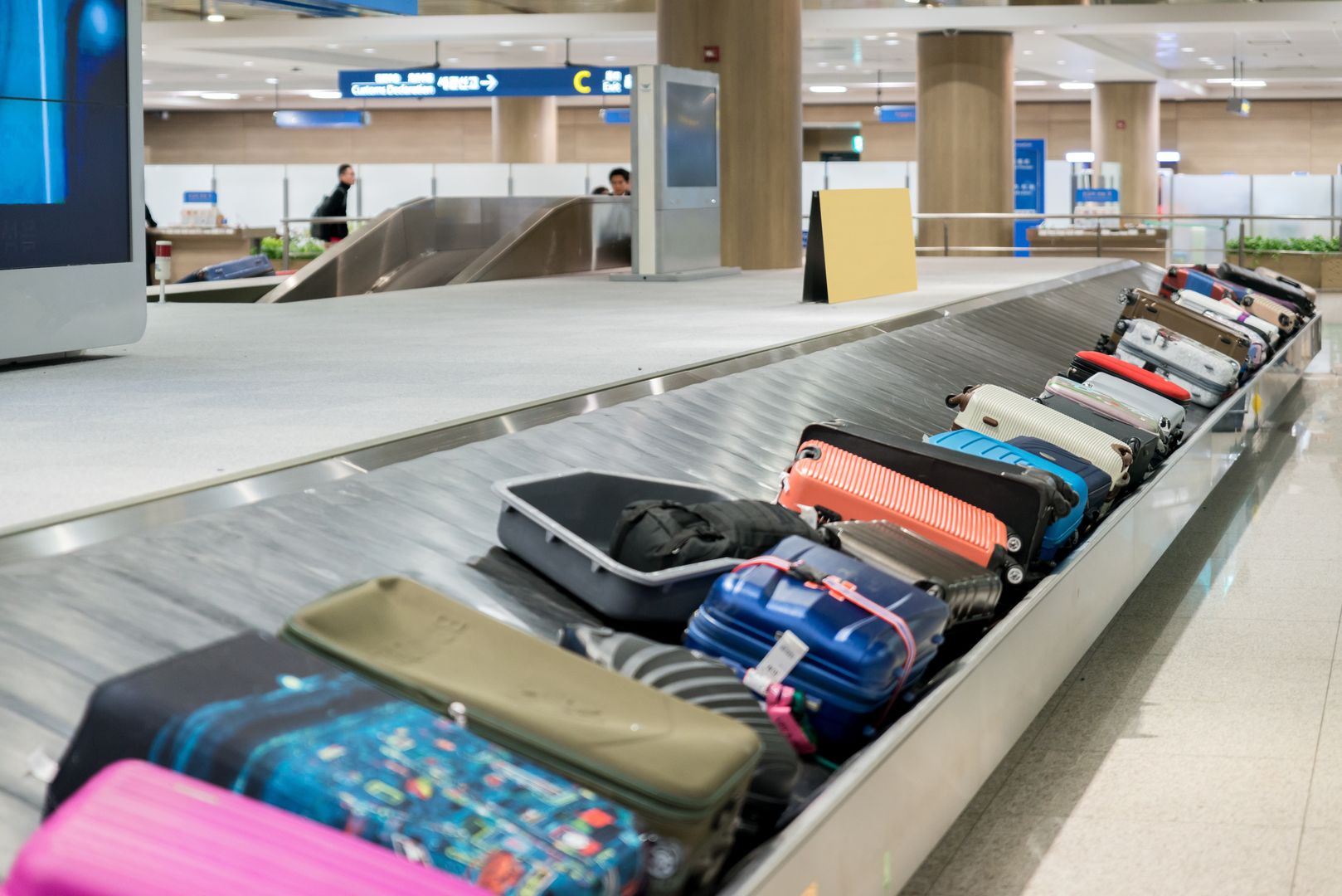 Stewardessa radzi, jakich walizek unikać. Są popularne wśród turystów