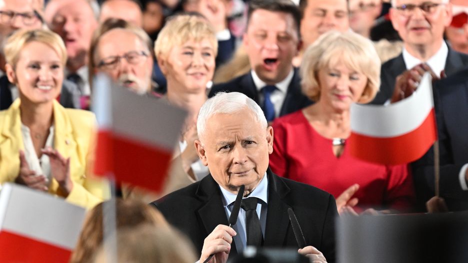 Wrocław, 20.09.2023. Kampania wyborcza do parlamentu 2023. Wicepremier, prezes PiS Jarosław Kaczyński (C) podczas konwencji wojewódzkiej PiS, 20 bm. we Wrocławiu. (sko) PAP/Maciej Kulczyński