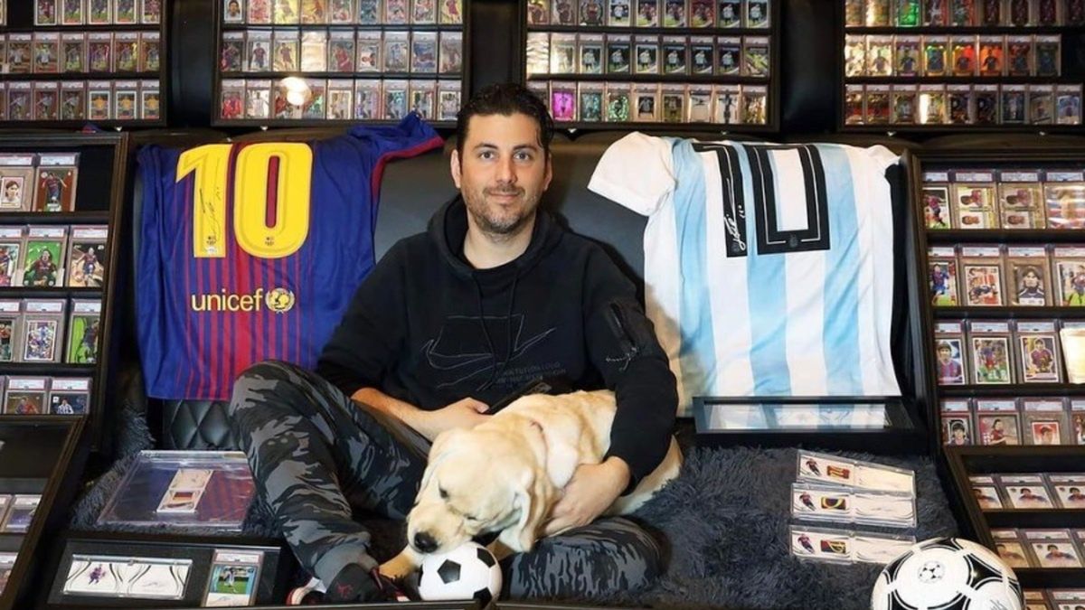 Damian Olivera Bergallo otoczony kolekcją naklejek