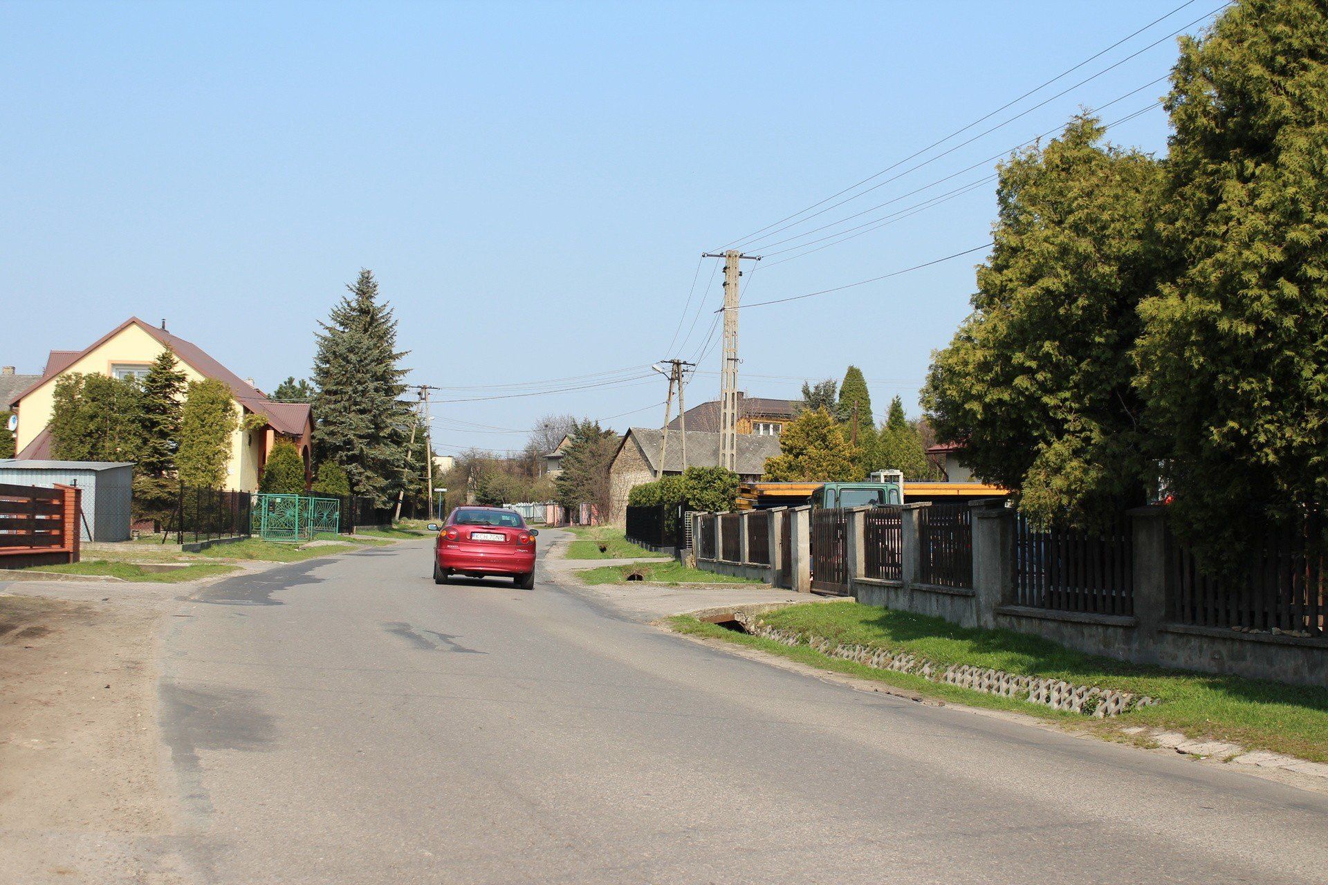 W centrum Balina panuje duży ruch, brakuje chodników, a jezdnia jest w złym stanie 