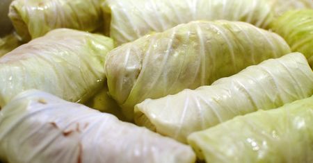 Jaki sos podać do gołąbków? Tym razem podaj inny niż pomidorowy