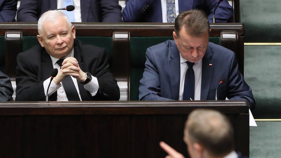 Warszawa, 12.12.2023. Prezes PiS Jarosław Kaczyński (L) oraz poseł PiS Mariusz Błaszczak (P) na sali obrad Sejmu w Warszawie, 12 bm. Premier Donald Tusk przedstawia dziś w Sejmie program działania oraz skład rządu, wraz z wnioskiem w sprawie wyboru Rady Ministrów. (jm) PAP/Paweł Supernak ***Okres prawa użycia zdjęcia przedłużony do 14 stycznia 2024 r. dla wszystkich odbiorców CSF PAP***