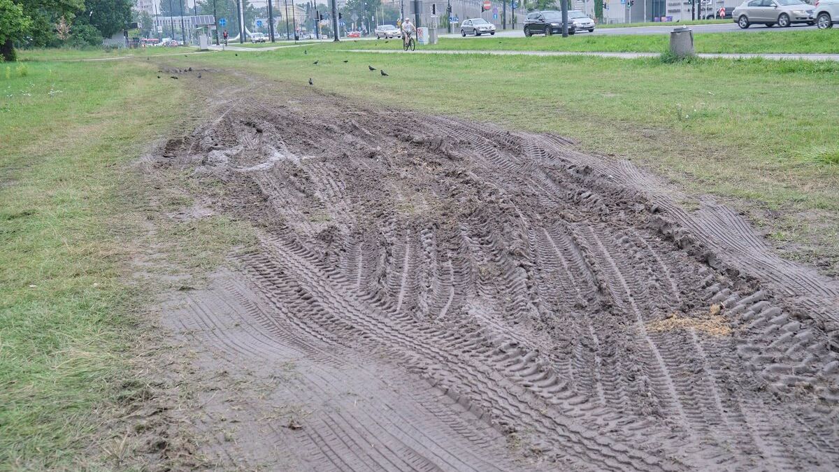Błonia pod Zamkiem po pikniku wojskowym