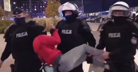 Trzech policjantów przenosi kobietę jak przedmiot. "Za to, że sobie stałam po prostu?"