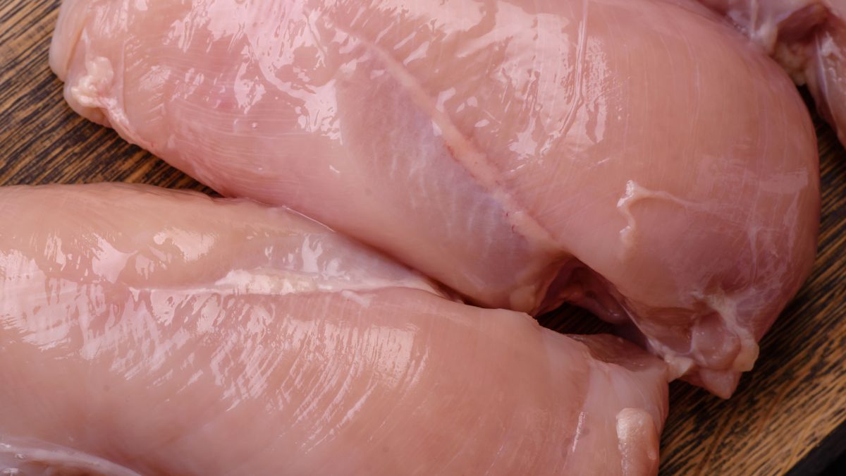 Co oznaczają białe paski na kurczaku