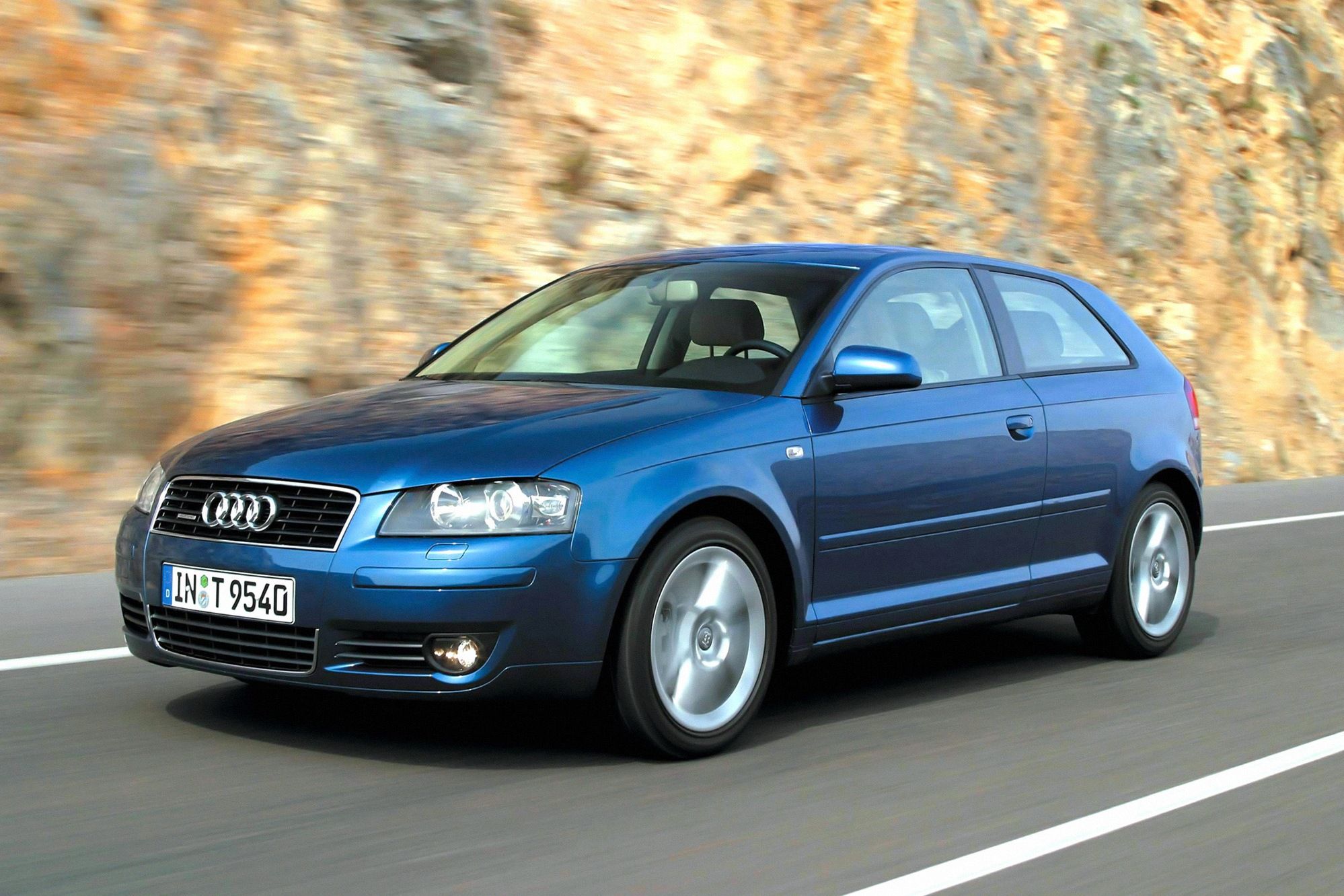 Prawdziwy wilk w owczej skórze. Na zewnątrz niepozorne Audi A3, ale pod maską jednostka 3.2 o mocy 250 KM.