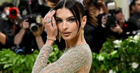 MET Gala 2024: Ratajkowski stanęła w prześwitującej sukni. Opcja tylko dla odważnych