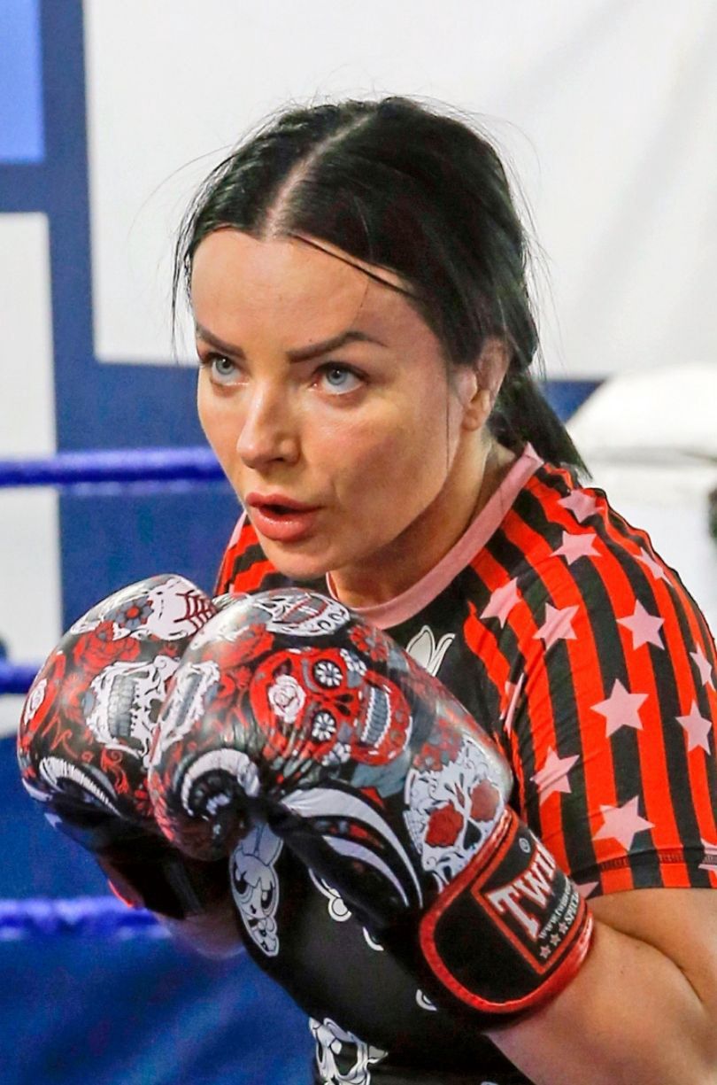 Kamila Wybrańczyk w pocie czoła trenuje tajski boks