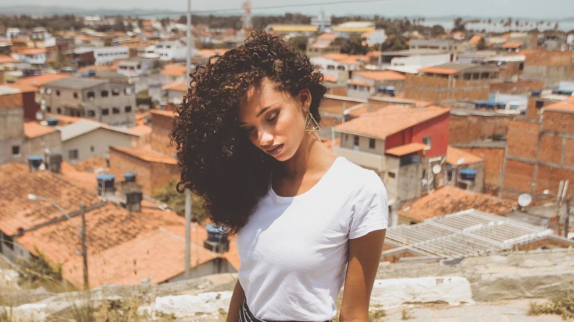 Melanina to pigment odpowiadający za barwę skóry, włosów czy tęczówek oczu. Jego najważniejszą funkcją jest ochrona przed szkodliwym promieniowaniem UV.