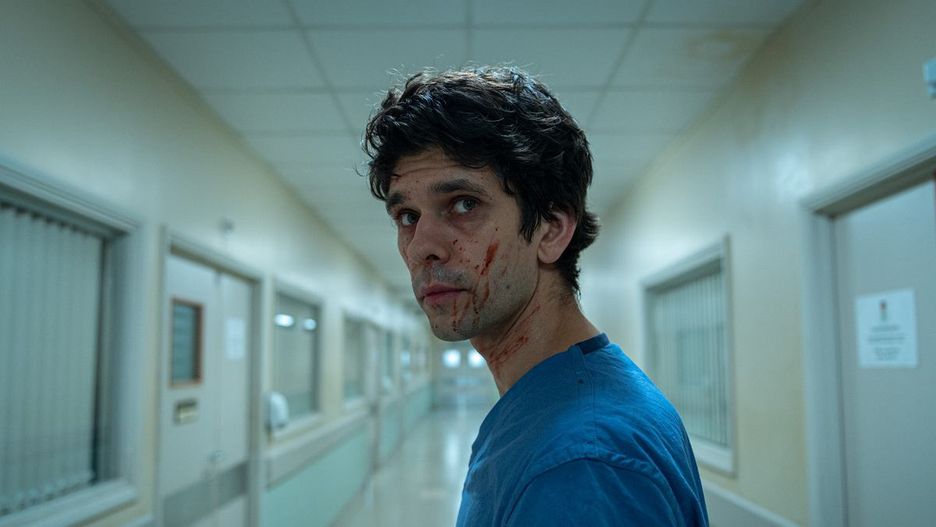 Ben Whishaw jako Adam Kay w serialu "Będzie bolało"