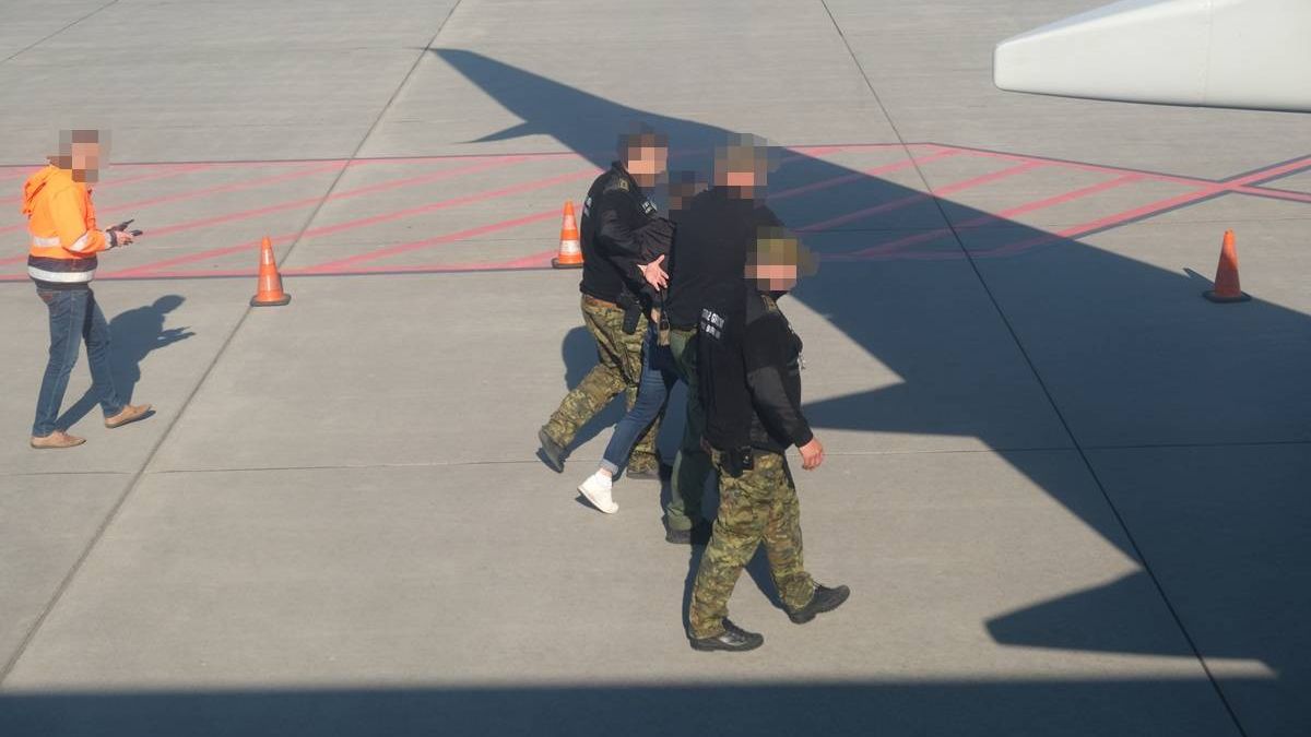 Funkcjonariusze Straży Granicznej wyprowadzili z samolotu pijanego i agresywnego pasażera