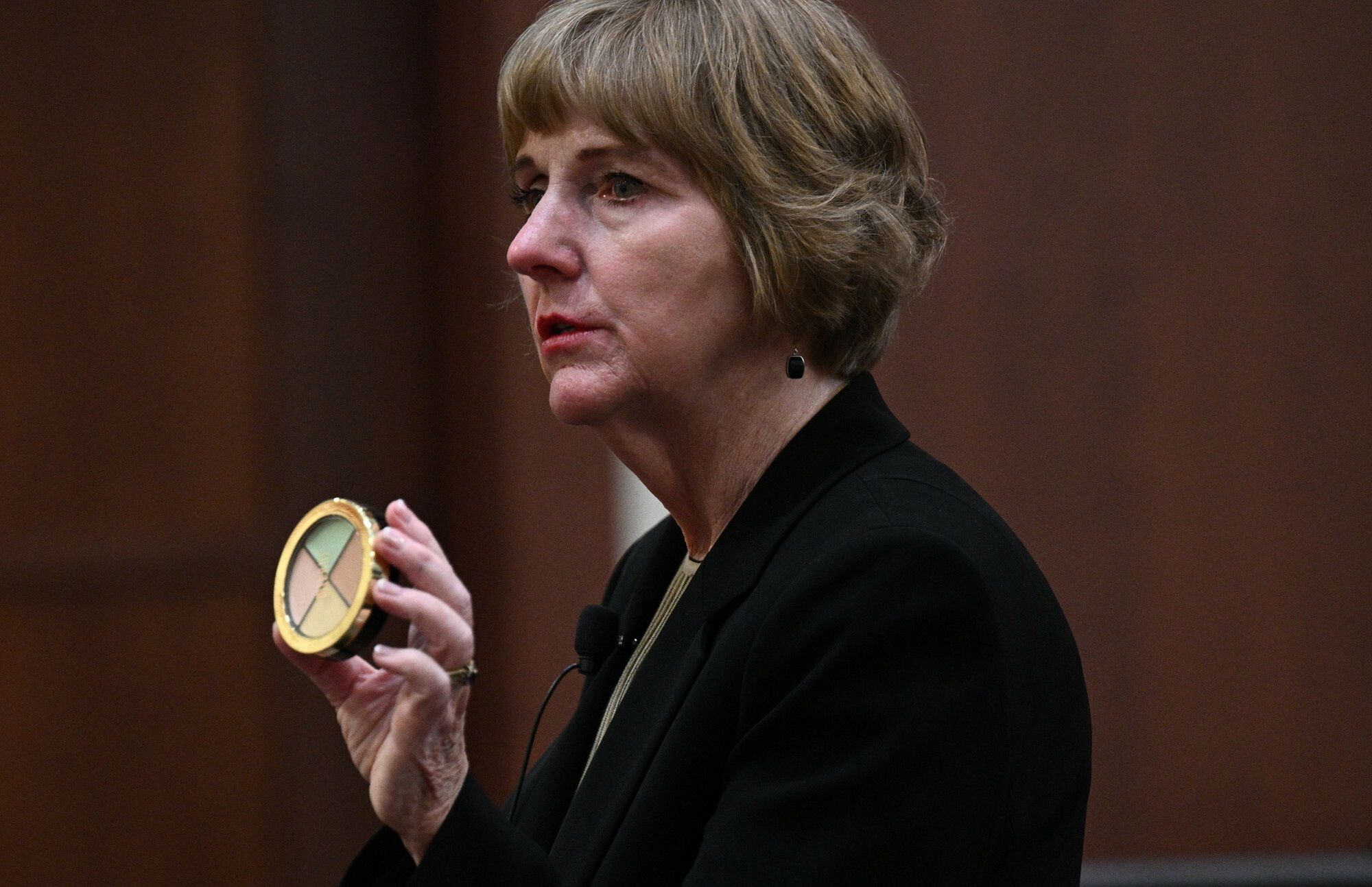 Elaine Bredehoft ze słynnym już zestawem kosmetyków