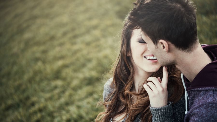 Do zarażenia mononukleozą dochodzi poprzez pocałunek