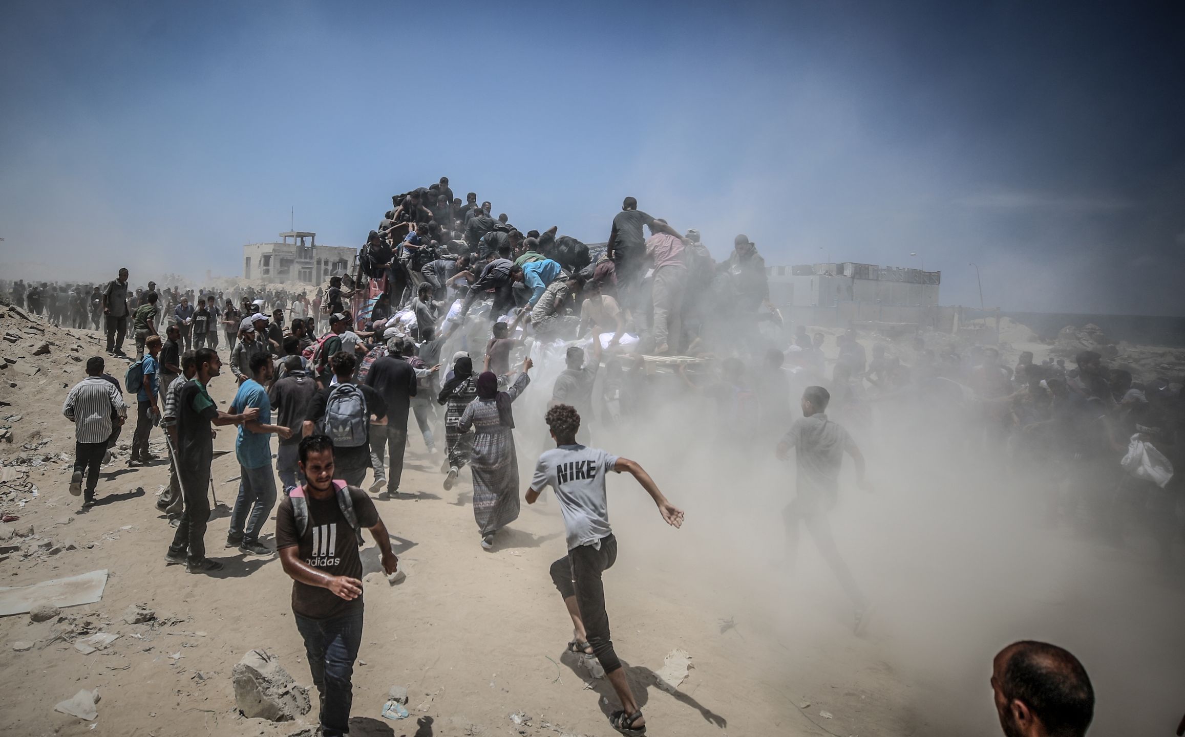 Palestyńczycy starający się zdobyć mąkę i mleko modyfikowane