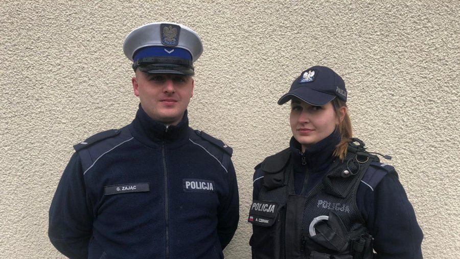 Śląsk. Młodzi policjanci zorganizowali działania ratunkowe po wypadku w Przeciszowie.