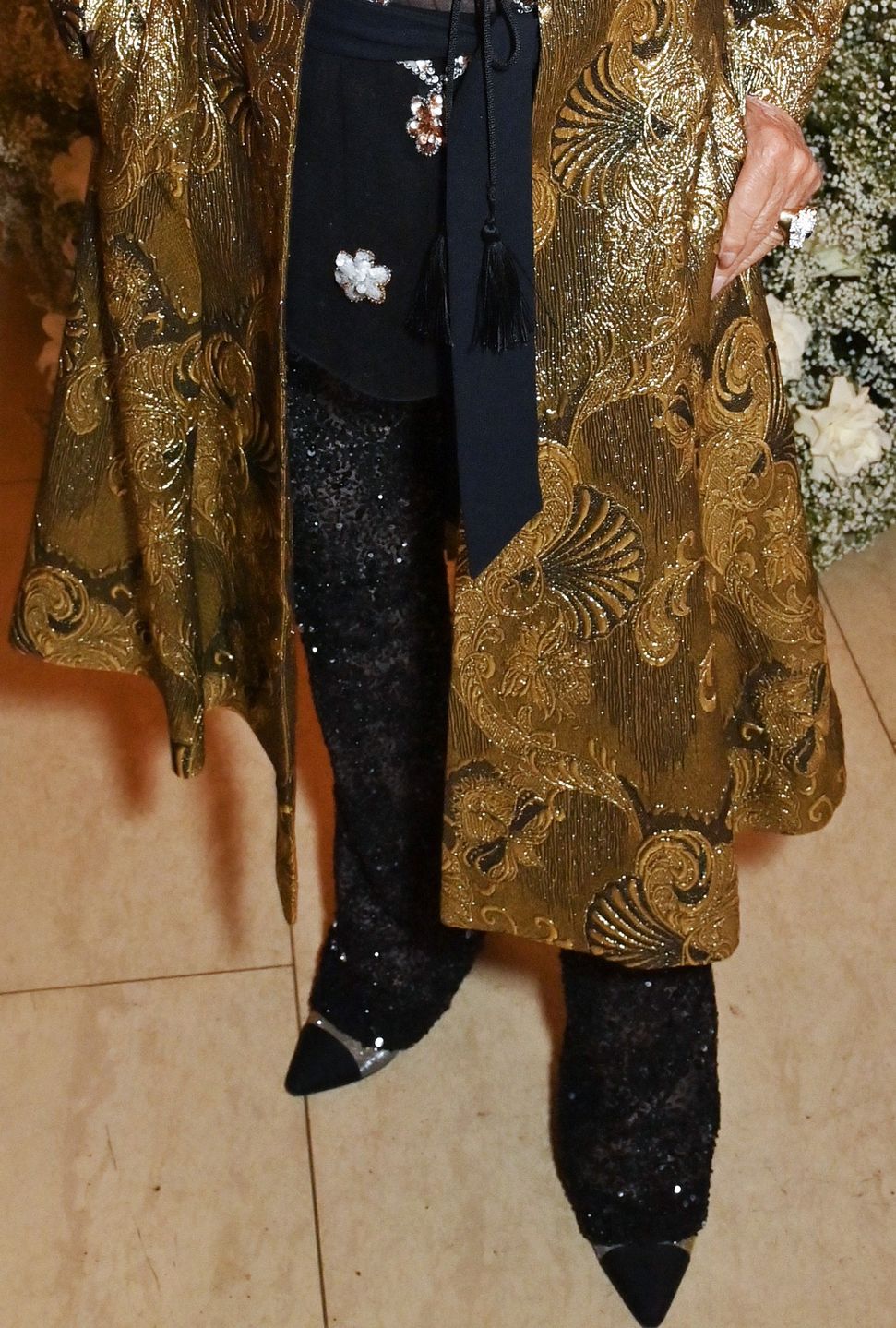 Joan Collins w srebrnych czółenkach