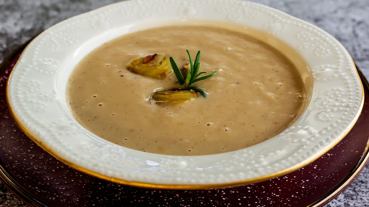 Zupa krem z kasztanów jadalnych kiedyś była daniem biedoty