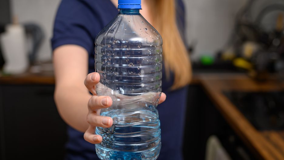 woda mineralna, woda butelkowana, butelka, plastik, plastikowa, po treningu, nawodnienie, pragnienie, spragniony, dziewczyna, kobieta, sportsmenka, po bieganiu, odwodniona, odwodnienie, nawadnianie organizmu, woda lecznicza, mikroplastik, zdrowy tryb życia, butelka z woda, butelka wody, kaucja, butelka zwrotna, plastikowy, korek, magnez, woda niegazowana, woda źródlana, woda pitna, bakterie, wycofany, skażony, bootle, woda, drink, ciecz, baba, mineralny, czysto