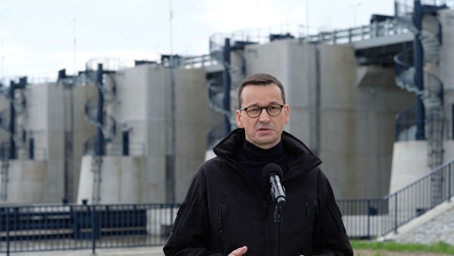 Śląsk. Premier Mateusz Morawiecki przed zbiornikiem wodnym w Raciborzu