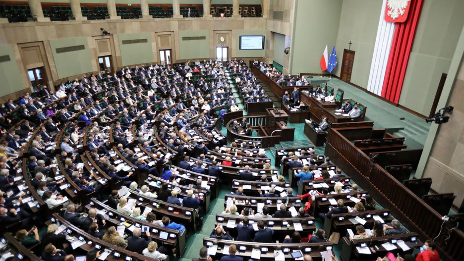 Warszawa, 11.08.2021. Posłowie na sali obrad Sejmu w Warszawie, 11 bm. Sejm wznowił obrady. Podczas jednodniowego posiedzenia zajmie się m.in. projektem nowelizacji ustawy o radiofonii i telewizji, który zmienia zasady przyznawania koncesji na nadawanie dla mediów z udziałem kapitału spoza Europejskiego Obszaru Gospodarczego. (sko) PAP/Wojciech Olkuśnik