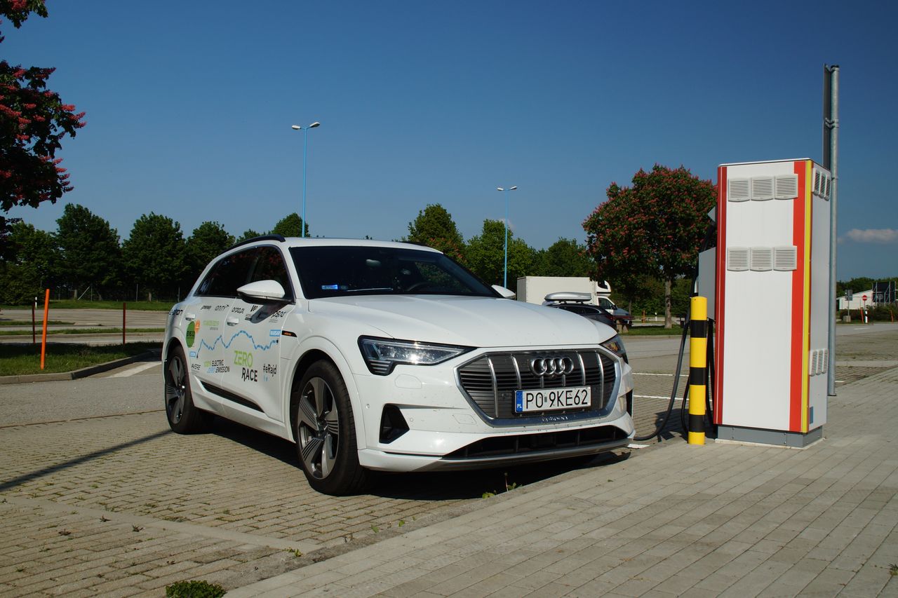 Audi e-tron na ładowarce w Niemczech