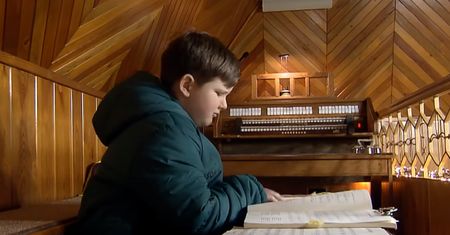 Ma 10 lat i gra w kościele. Zachwyca swoim talentem