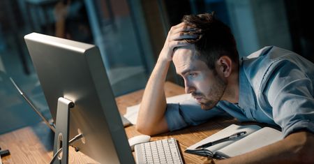 Osiem godzin i szlus? Pandemia wiele zmieniła. Są nadgodziny, e-maile i telefony po pracy