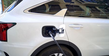 Jaki napęd do rodzinnego auta w 2026 roku? Hybryda, benzyna, plug-in i elektryk w praktycznym porównaniu