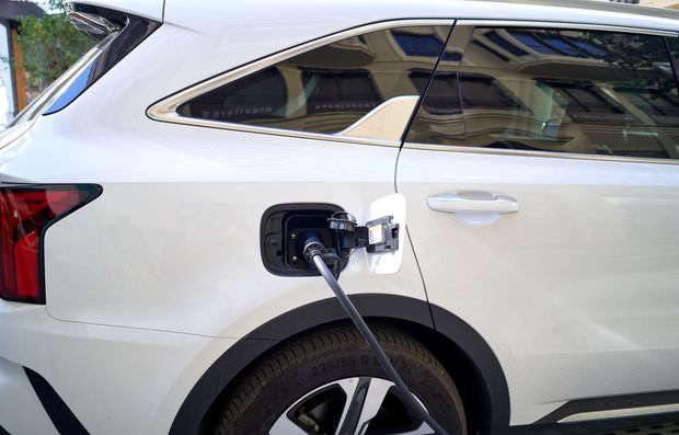 Jaki napęd do rodzinnego auta w 2026 roku? Hybryda, benzyna, plug-in i elektryk w praktycznym porównaniu