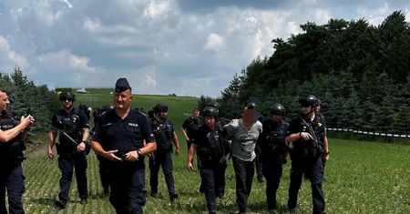 Zatrzymany po czterech dniach pościgu! 49-latek podejrzany o zabójstwo seniora wpadł niedaleko domu