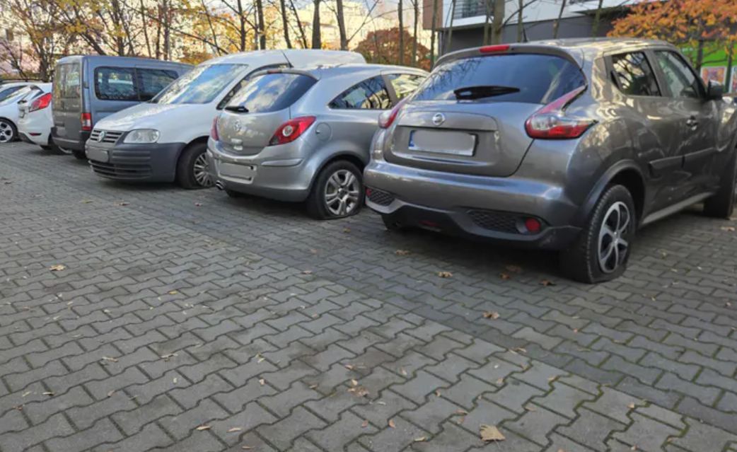 Zniszczyli prawie 90 aut. Wandalizm we Wrocławiu