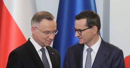Nie ma mowy o subtelnościach. Pokazano paski TVN24 i TVP Info