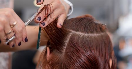 Modne fryzury dla kobiet 50+. Odmładzają o kilka lat i ukrywają zmarszczki