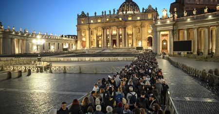 Watykan nie spał. Tłumy żegnają papieża Franciszka