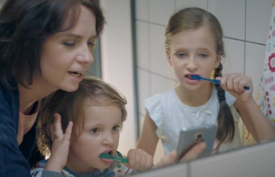 Kampania „Małe zęby, wielka moc” zachęca do dbania o zęby dzieci