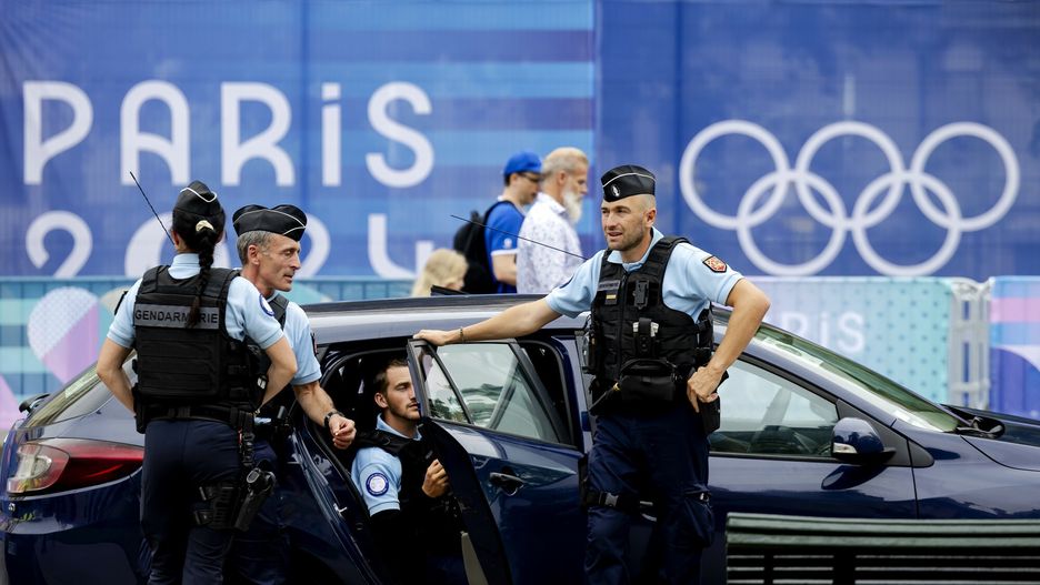 Pary? 2024 - bezpiecze?stwo
PARIS - Police and public in the center on the day of the opening ceremony for the Olympic Games in Paris. ANP IRIS VAN DEN BROEK