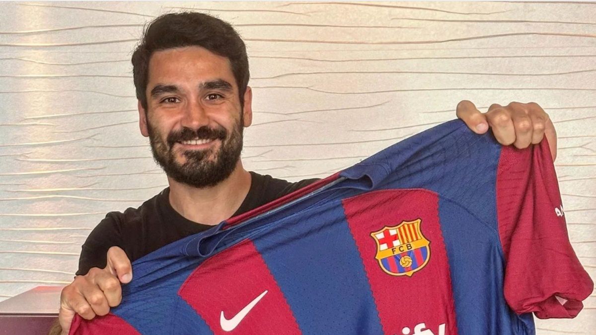 Ilkay Gundogan z koszulką FC Barcelony