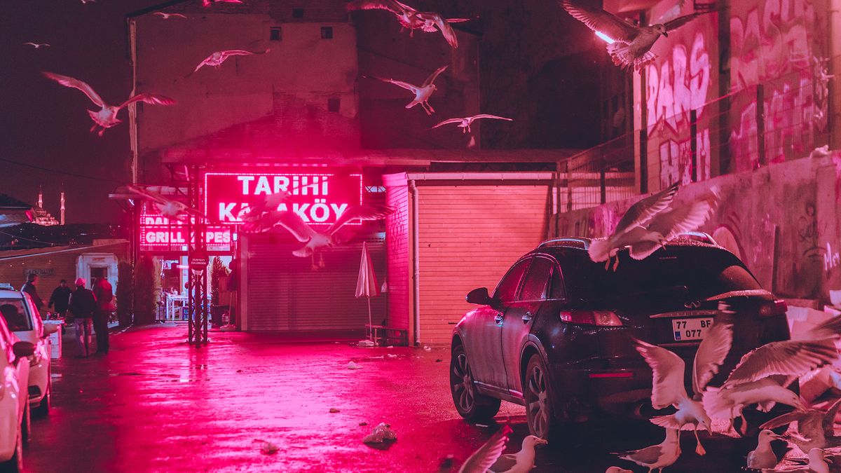 Nocne życie miast w blasku neonów na zdjęciach Elsy Bledy 1