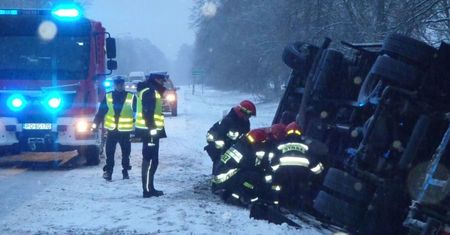 Wypadek samochodu ciężarowego na K-11 w Kierzkowicach