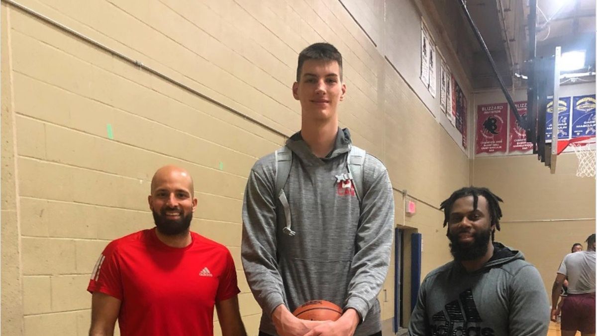 Olivier Rioux przewyższa wzrostem wielu zawodowych koszykarzy