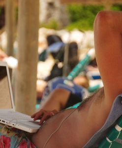 Urlop z komórką i służbowym mailem. Dla wielu Polaków to norma