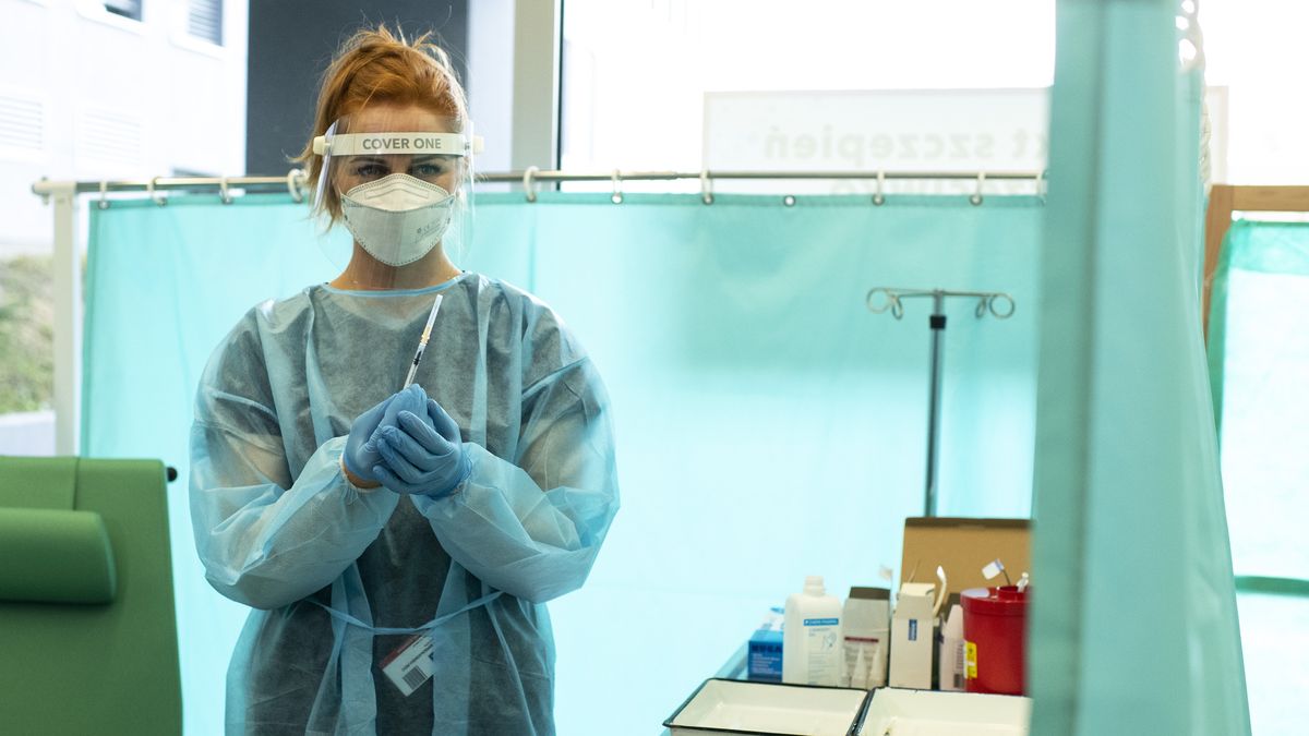 Bialystok, 27.12.2020. Szczepienie personelu medycznego przeciwko COVID-19 w Uniwersyteckim Szpitalu Klinicznym. N/z pielegniarka ze strzykawka z dawka szczepionki