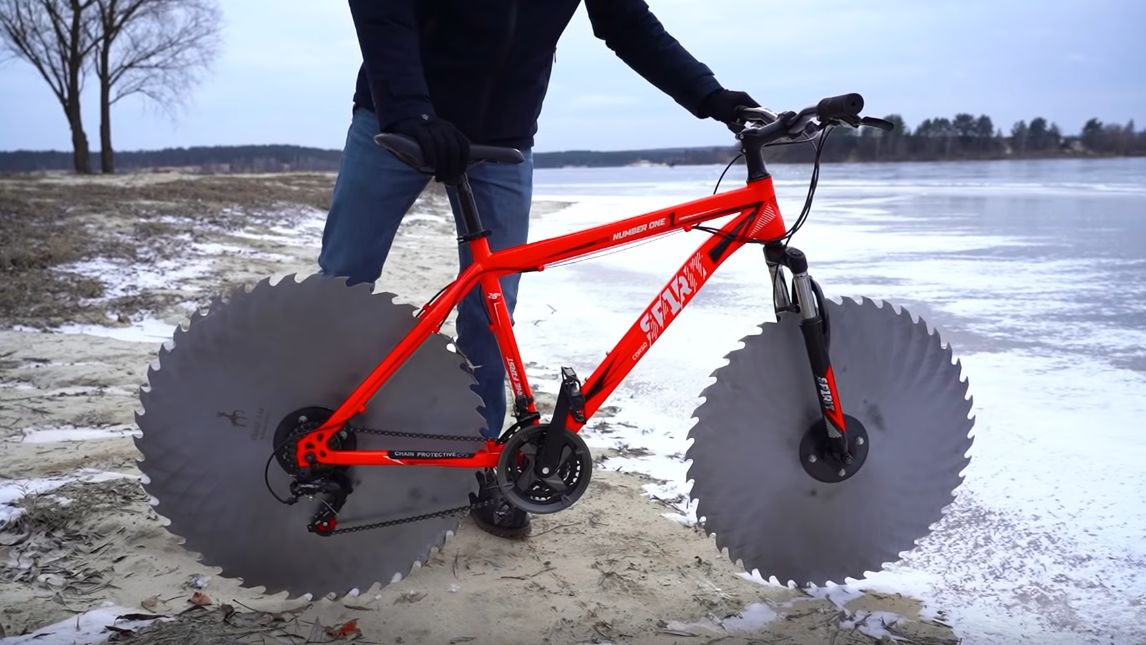 Szalony konstruktor przesadził? Oto rower, którym można jeździć… po lodzie 1
