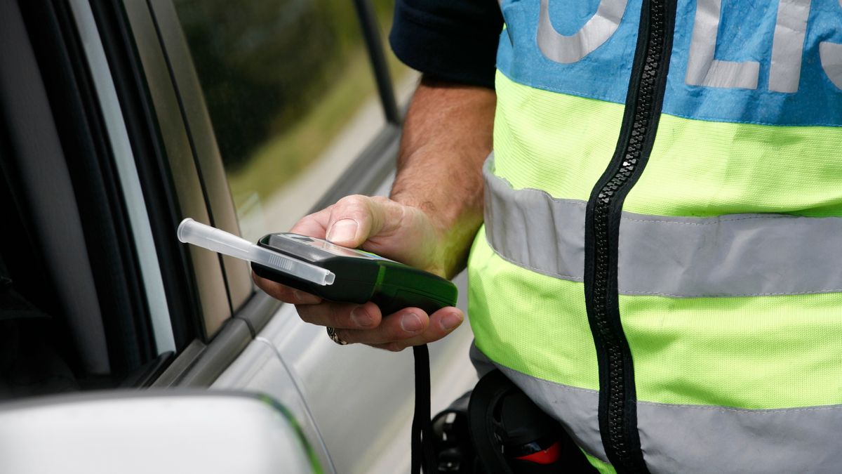 Policjant z alkomatem