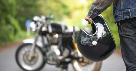 Kask motocyklowy zamiast maseczki. Przepisy są jasne