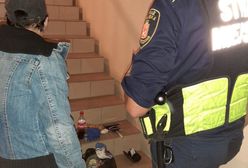 Warszawa. Narkotyki na klatce schodowej