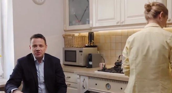 Rafał Trzaskowski usunął wielkanocny spot. „Przez całe Święta nie będę siedział rozparty za stołem”