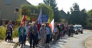 Gowarczów: 90 pątników wyruszyło na Jasną Górę. Żegnali ich mieszkańcy i pani burmistrz. Zobacz zdjęcia